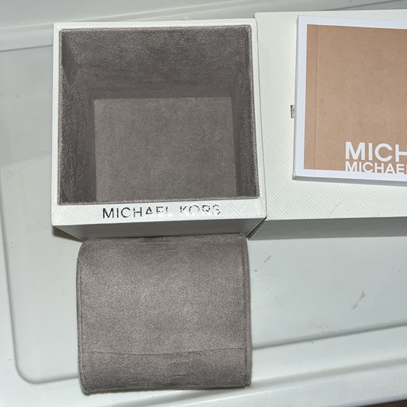 Michael Kors Watch box empty with watch pad & book - Picture 5 of 7